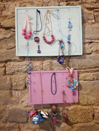 Monili realizzati in cartapesta, creta e cartone, vari soggetti pittorici